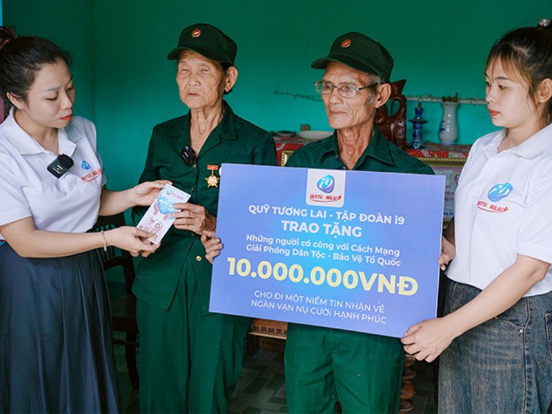 Một nhóm người đang tương tác, thảo luận về chiến lược game trên điện thoại và máy tính bảng, thể hiện tinh thần cộng đồng và chia sẻ kinh nghiệm tại sun88.