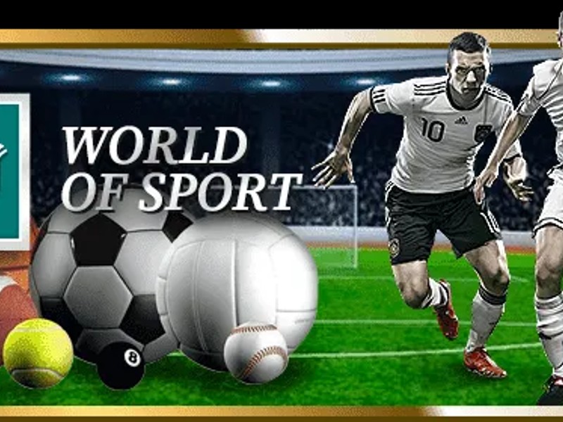 Người chơi đang suy nghĩ chiến thuật Mạt chược với bộ bài trên bàn tại sun88.